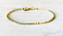 Lade das Bild in den Galerie-Viewer, Perlen-Armband grün | mint | gold | weiß
