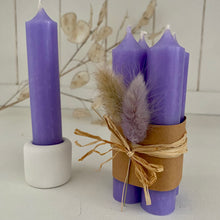 Lade das Bild in den Galerie-Viewer, 4er Set Stabkerzen (lavendel)