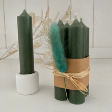 Lade das Bild in den Galerie-Viewer, 4er Set Stabkerzen (kieferngrün)
