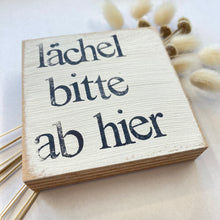 Lade das Bild in den Galerie-Viewer, Holzquadrat LÄCHEL BITTE AB HIER