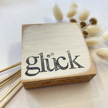 Lade das Bild in den Galerie-Viewer, Holzquadrat GLÜCK
