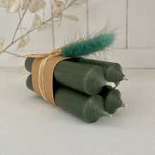 Lade das Bild in den Galerie-Viewer, 4er Set Stabkerzen (kieferngrün)