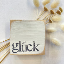 Lade das Bild in den Galerie-Viewer, Holzquadrat GLÜCK