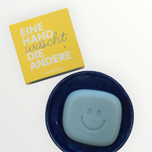Lade das Bild in den Galerie-Viewer, Geschenk-Seife EINE HAND WÄSCHT DIE ANDERE