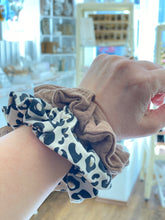 Lade das Bild in den Galerie-Viewer, Scrunchies/Haargummis 2er Set