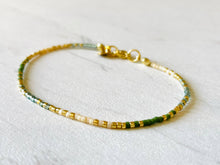 Lade das Bild in den Galerie-Viewer, Perlen-Armband   grün | mint | gold | weiß
