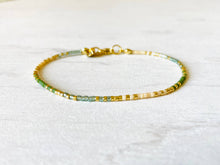 Lade das Bild in den Galerie-Viewer, Perlen-Armband   grün | mint | gold | weiß
