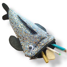 Lade das Bild in den Galerie-Viewer, Fischtäschchen LEO hellblau
