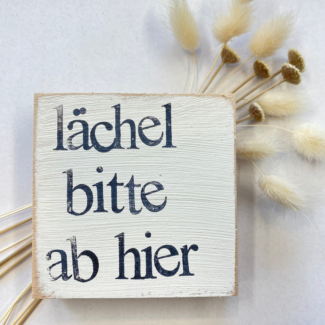 Holzquadrat LÄCHEL BITTE AB HIER
