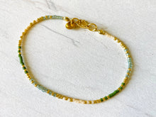 Lade das Bild in den Galerie-Viewer, Perlen-Armband   grün | mint | gold | weiß
